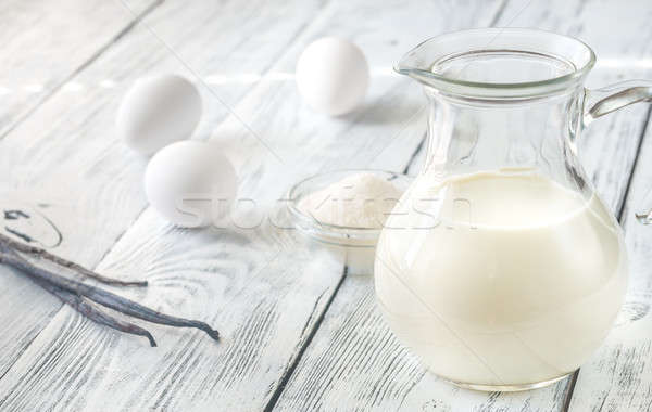 Ingrediente crema sticlă ou fundal alb Imagine de stoc © Alex9500