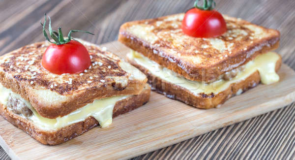 [[stock_photo]]: Cheeseburger · français · alimentaire · fond · rouge