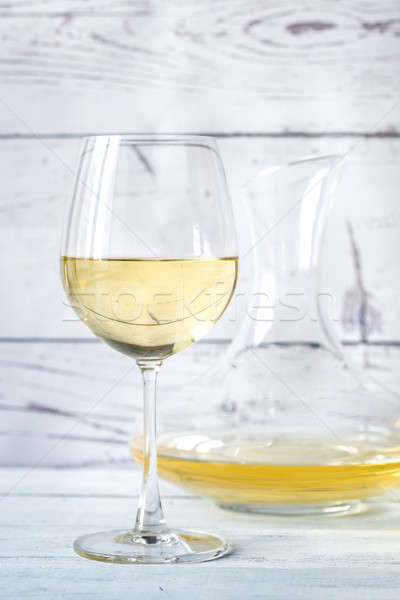 Sticlă vin alb vin lumina fundal tabel Imagine de stoc © Alex9500