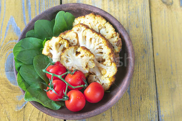 Sült karfiol koktélparadicsom friss spenót étel Stock fotó © Alex9500
