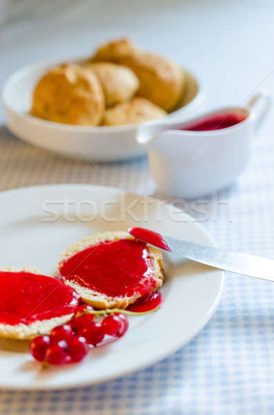 Teasütemény vörös ribiszke lekvár étel tányér kés Stock fotó © Alex9500