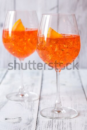 Foto stock: Dois · óculos · coquetel · buquê · rosas · vinho