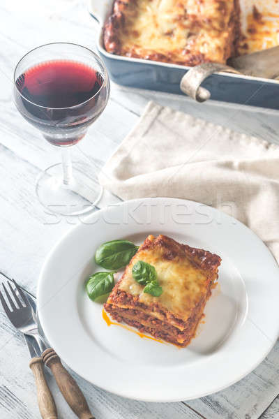 Lasagna sticlă vin masa de lemn alimente Imagine de stoc © Alex9500