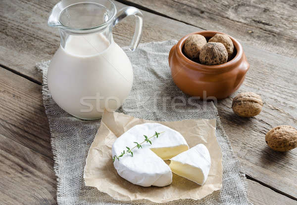 Camembert leche todo nueces papel alimentos Foto stock © Alex9500