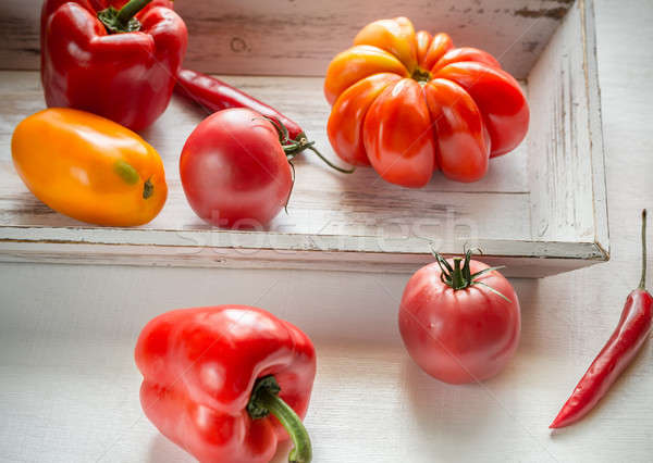 Fraîches tomates poivrons bois plateau table [[stock_photo]] © Alex9500