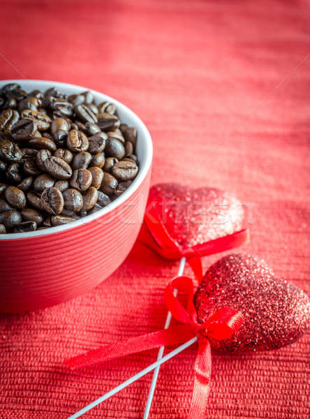 Foto stock: Grãos · de · café · dois · corações · café · fundo · vermelho