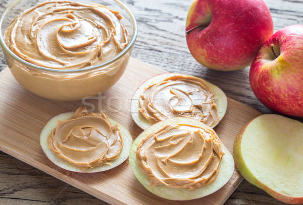 Foto stock: Fatias · maçãs · manteiga · de · amendoim · vidro · fundo · gordura