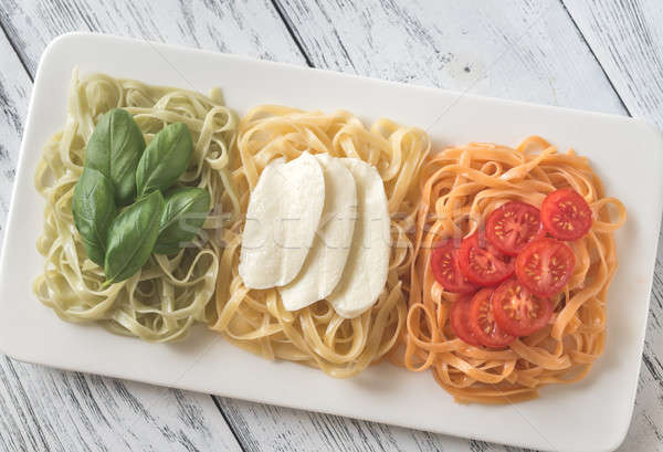 Foto stock: Pasta · albahaca · mozzarella · tomates · cherry · tagliatelle · alimentos
