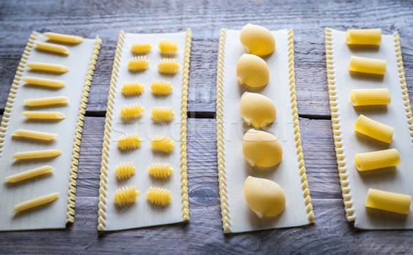 Paste lasagna tabel placă alb Imagine de stoc © Alex9500