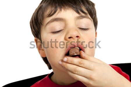Piccolo ragazzo rosso shirt bianco mangiare Foto d'archivio © alexandre_zveiger