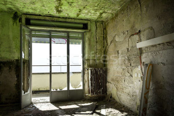 Stockfoto: Verlaten · huis · gebouw · lege · kamer · venster · muur
