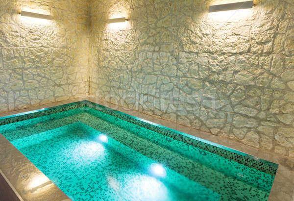 Interior bañera de hidromasaje moderna hotel spa muro de piedra Foto stock © alexandre_zveiger
