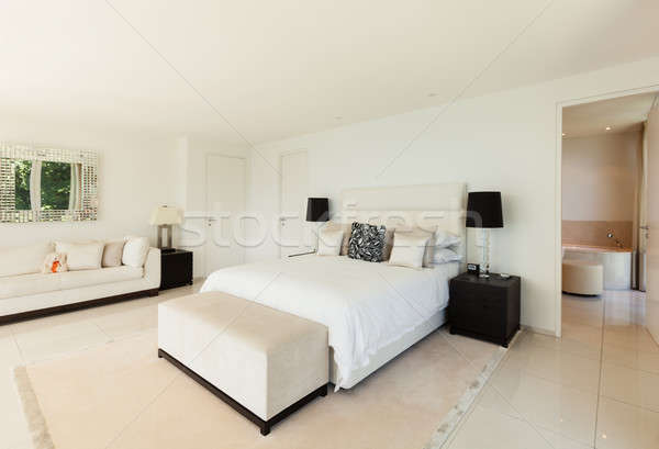 Modern design interior confortabil dormitor lumina acasă Imagine de stoc © alexandre_zveiger