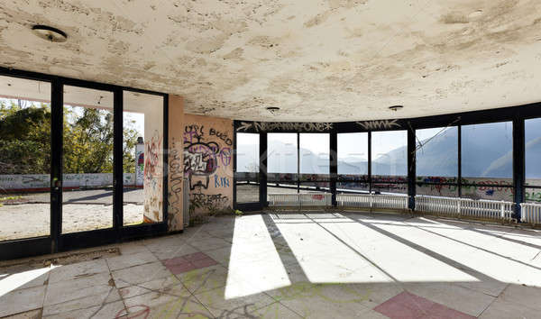 Abandonné maison architecture bâtiment beaucoup fenêtres Photo stock © alexandre_zveiger