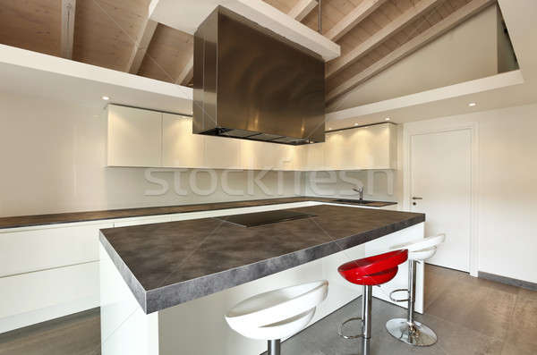 Modern bucătărie elegant mansarda acasă tabel Imagine de stoc © alexandre_zveiger
