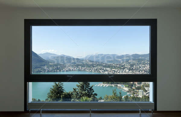 Nou design interior apartament modern mare fereastră Imagine de stoc © alexandre_zveiger