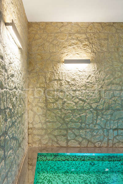 Interior cada cu hidromasaj modern hotel spa zid de piatra Imagine de stoc © alexandre_zveiger