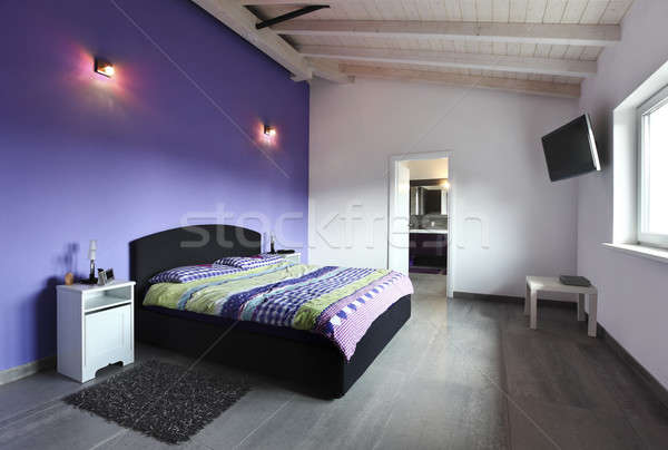 Modern dormitor mansarda design interior violet casă Imagine de stoc © alexandre_zveiger