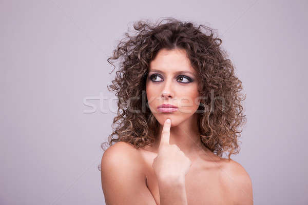 Foto stock: Bela · mulher · cabelos · cacheados · algo · menina