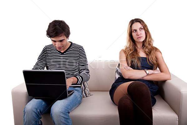 Cuplu şedinţei canapea joc calculator uite Imagine de stoc © alexandrenunes