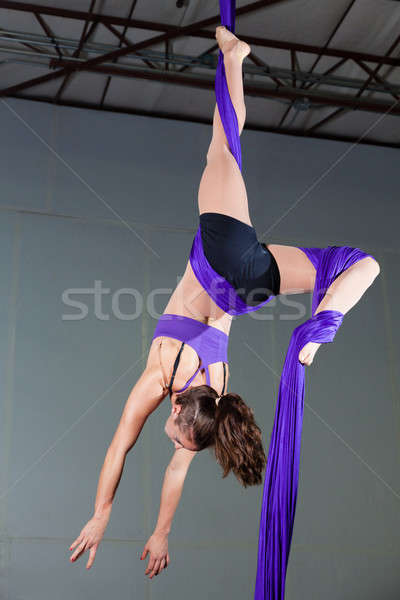 Tornász gyönyörű nő előad légi sport fitnessz Stock fotó © alexeys