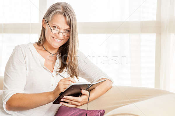 女子 日記 成熟的女人 筆記 坐在 商業照片 © alexeys