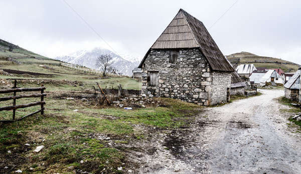 Foto stock: Aldeia · montanhas · velho · paisagem · neve · edifícios