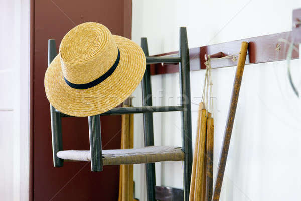 Shaker sina pălărie scaun agatat Imagine de stoc © alexeys