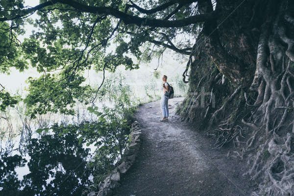 Foto d'archivio: Parco · donna · escursioni · percorso · natura · verde