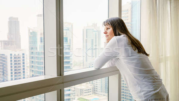 Leben Stadt reife Frau schauen heraus Fenster Stock foto © alexeys