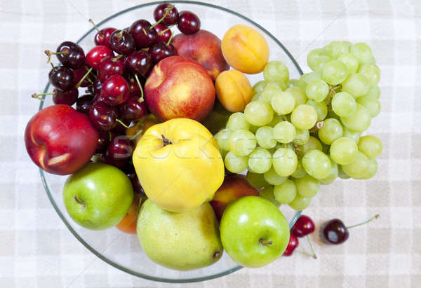 Gyümölcsöstál üveg tál gyümölcs kockás törölköző Stock fotó © alexeys