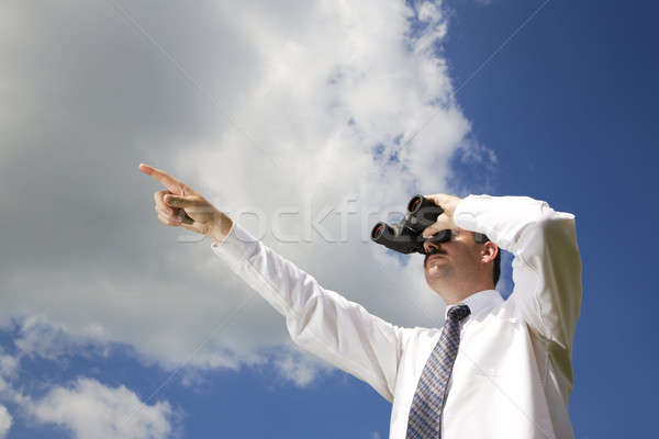 Olhando para a frente empresário à frente binóculo céu Foto stock © alexeys