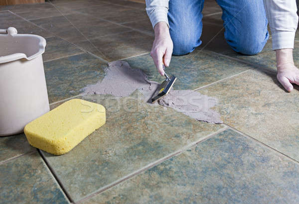 瓦 修復 男子 地板 房子 商業照片 © alexeys