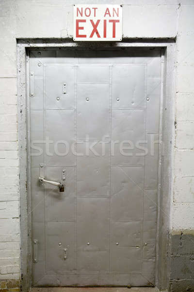 Keine verlassen verschlossen Stahl bedeckt Tür Stock foto © alexeys