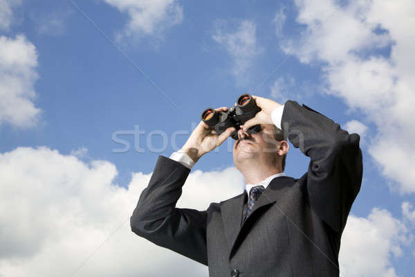 Patrząc naprzód biznesmen przed lornetki niebo Zdjęcia stock © alexeys