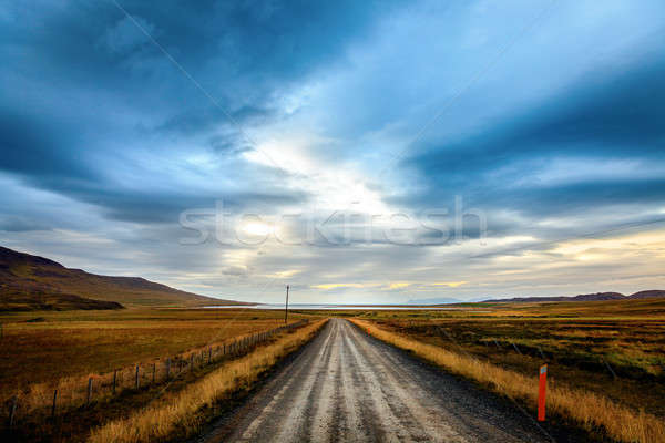 Solitário estrada em linha reta estrada de cascalho campos montanhas Foto stock © alexeys