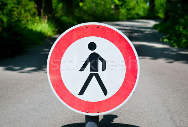 Limitat nu indicator rutier rutier Imagine de stoc © alinamd