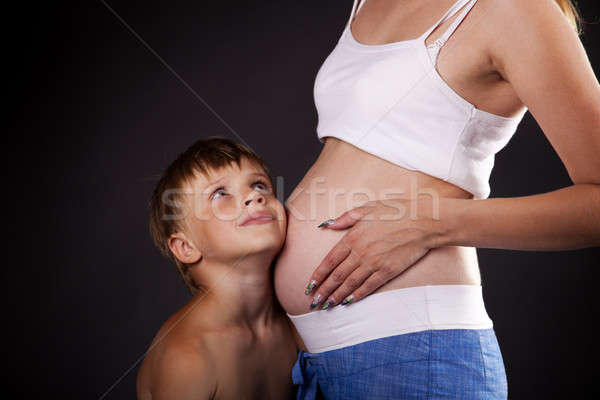 Băiat asteptare frate burtă gravidă mamă Imagine de stoc © All32