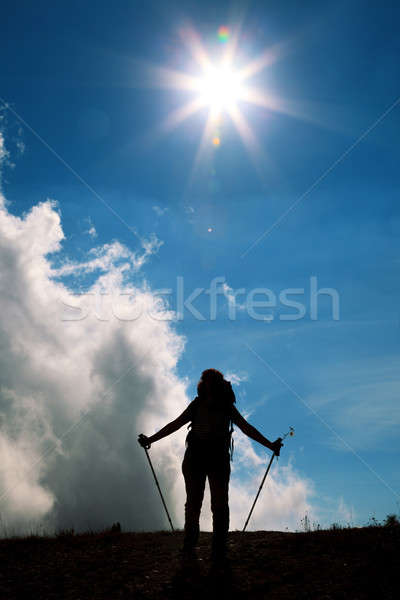 Stockfoto: Silhouetten · toeristen · blauwe · hemel · zon · wolken · sport