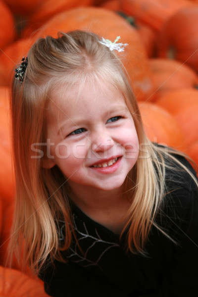 Foto d'archivio: Sorridere · zucche · cute · bambina · zucca