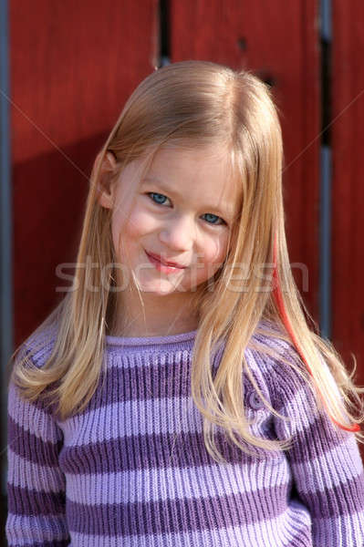 Giovani modello giovane ragazza rosso recinzione nuovo Foto d'archivio © allihays