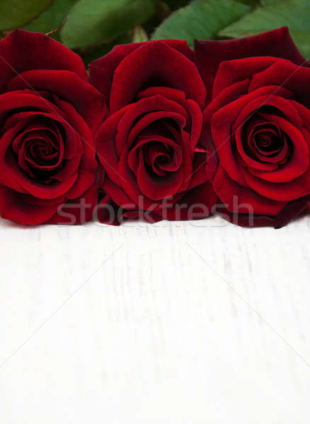 Fraîches roses rouges vieux bois mariage amour [[stock_photo]] © almaje