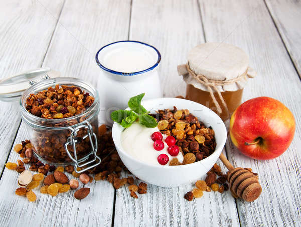 Foto stock: Granola · cereales · nueces · yogurt · edad · mesa · de · madera