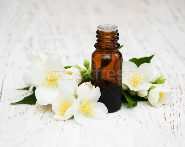 Ulei de masaj flori frumuseţe masaj relaxa Imagine de stoc © almaje