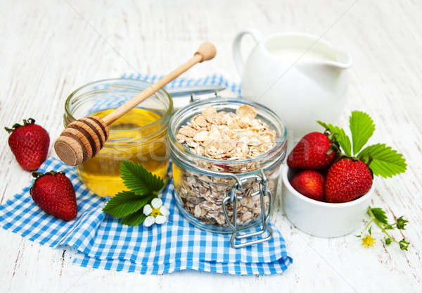 Muesli morangos velho madeira leite Foto stock © almaje