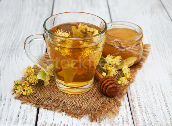 Csésze gyógynövény tea hárs virágok öreg fából készült Stock fotó © almaje