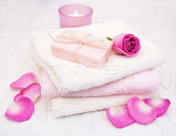 Foto stock: Bano · toallas · jabón · rosa · rosas · vela