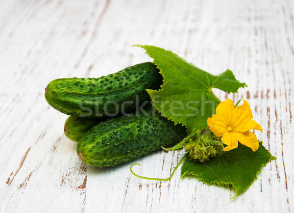 Frischen Gurken alten Holz Blume Essen Stock foto © almaje