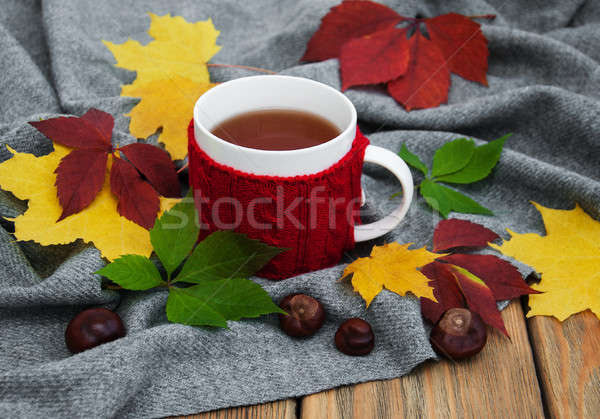 Ceaşcă ceasca de ceai ceai vechi masa de lemn Imagine de stoc © almaje