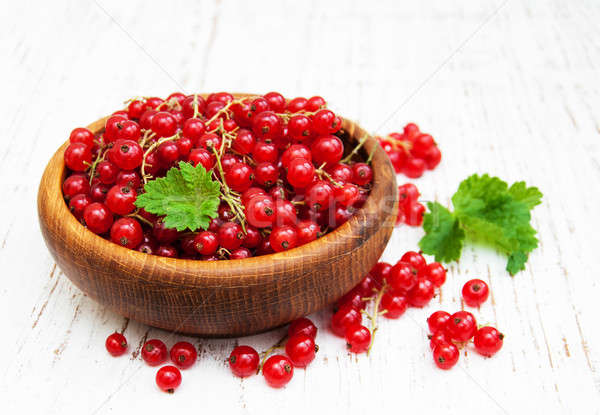 Stockfoto: Vers · Rood · bes · oude · houten · tafel · voedsel